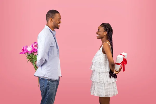Pasangan hitam bahagia membuat kejutan untuk satu sama lain — Stok Foto