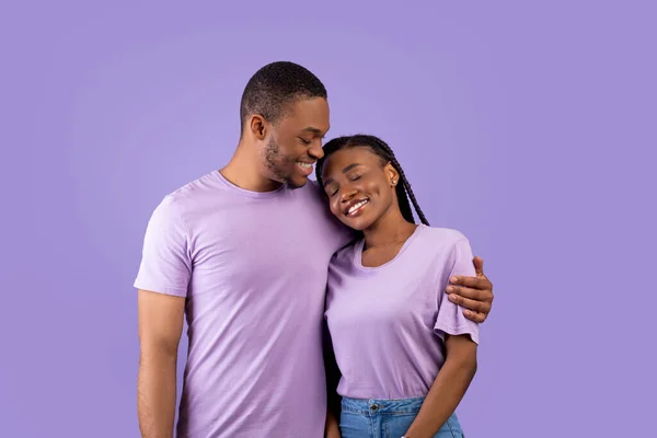 Afroamerikaner umarmt seine Frau im Studio — Stockfoto