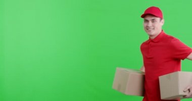 Neşeli teslimatçı sana iki paket getiriyor.