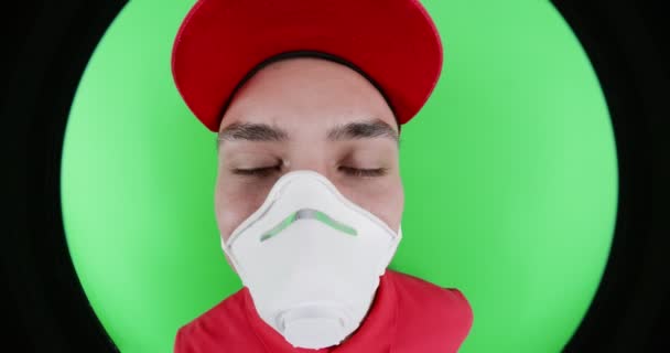 Courier σε προστατευτική μάσκα κοιτάζοντας σε πόρτα spyhole — Αρχείο Βίντεο