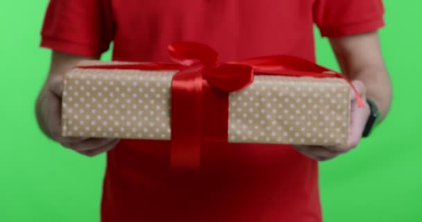 Courier giving gift box to camera, chroma key background — Stock Video