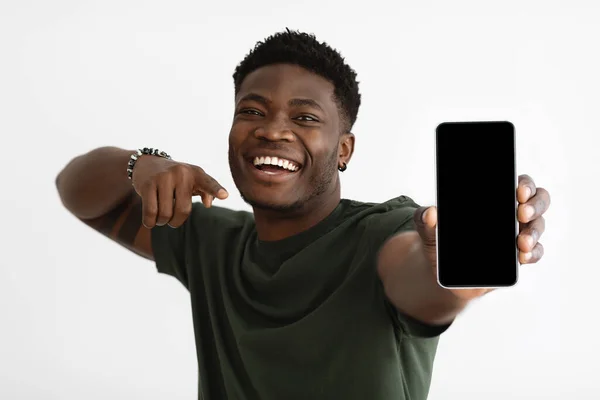 Mobiltelefon üres képernyővel fiatal fekete férfi kézben — Stock Fotó