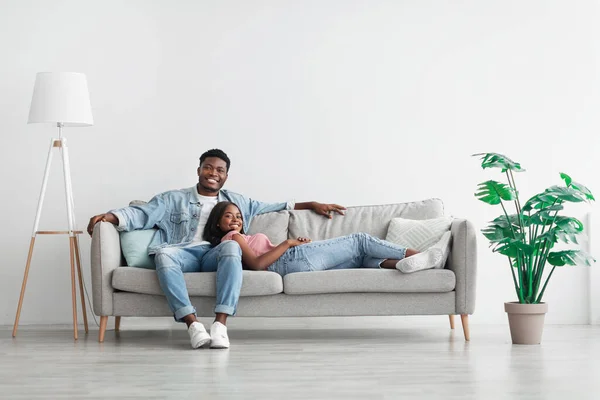 Afrykańska para spędza razem weekend leżąc na kanapie — Zdjęcie stockowe