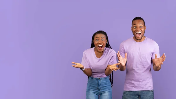 Retrato de pareja negra joven emocionada escuchando grandes noticias, pancarta —  Fotos de Stock