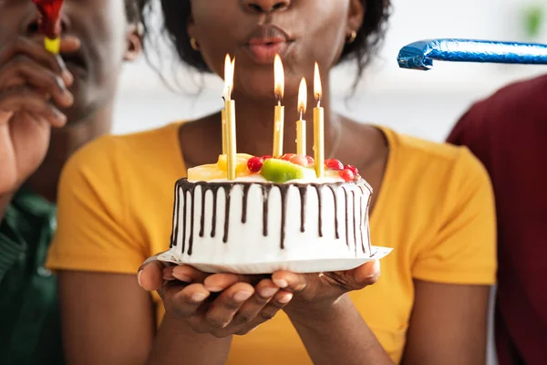 Elinde mumlarla pasta tutan siyah doğum günü kadını. — Stok fotoğraf