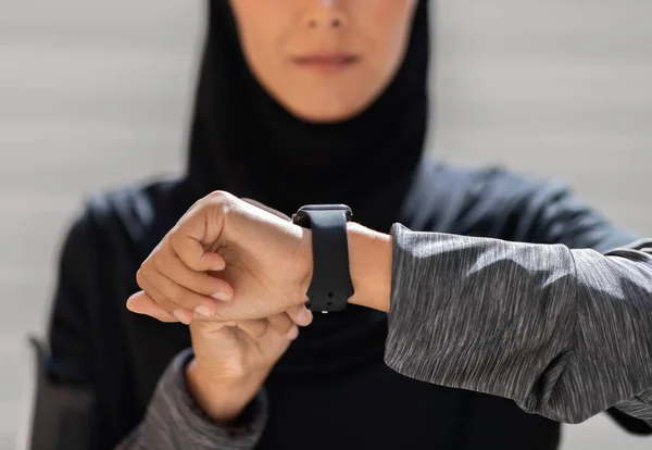 Sport Gadgets Concept. Mulher Muçulmana no Hijab Verificando Atividade Fitness no Smartwatch — Fotografia de Stock