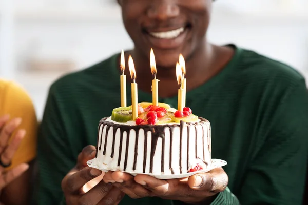 Irreconocible afroamericano cumpleaños chico celebración pastel con velas encendidas —  Fotos de Stock