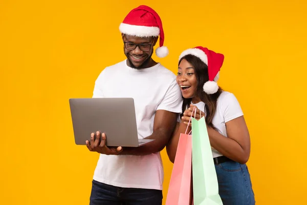 Afrikanska Par Shopping Online Använda Laptop Köpa julklappar, Studio — Stockfoto