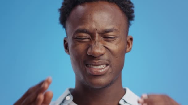 Проблемы с давлением. Молодой раздраженный африканский американец, страдающий от головной боли, массирующий виски при приступе боли — стоковое видео