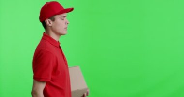 Kırmızı üniformalı neşeli teslimatçı paketle geliyor.