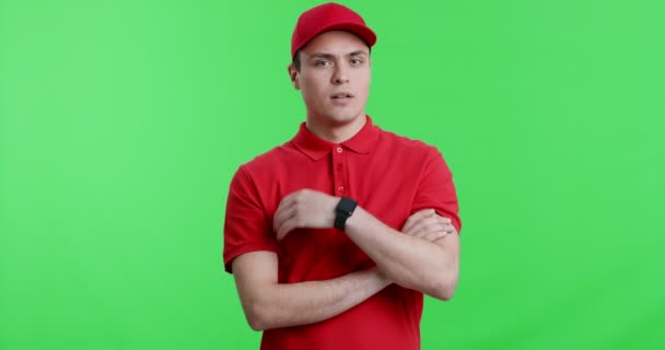 Pensiv leverans man i röd uniform skakar huvudet nej — Stockvideo