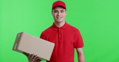 Dost canlısı teslimatçı, el kol hareketi yapıyor.