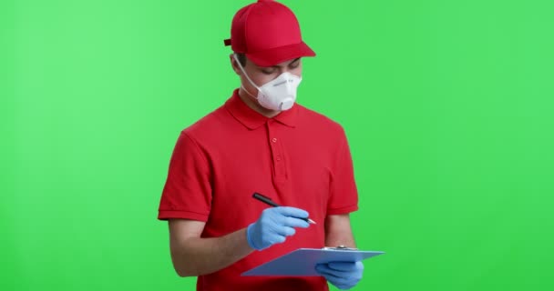 우편으로 서류 작업을 하는 보호용 마스크를 조심스럽게 하라 — 비디오