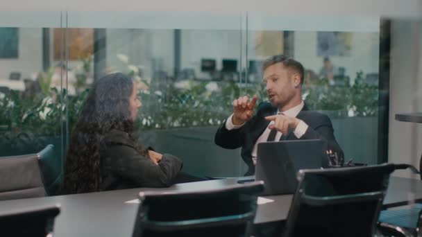 Geschäftsmann und Geschäftsfrau sprechen über Verhandlungsarbeit im Büro — Stockvideo