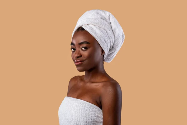 Portret van mooie zelfverzekerde jonge zwarte vrouw glimlachen in de studio — Stockfoto