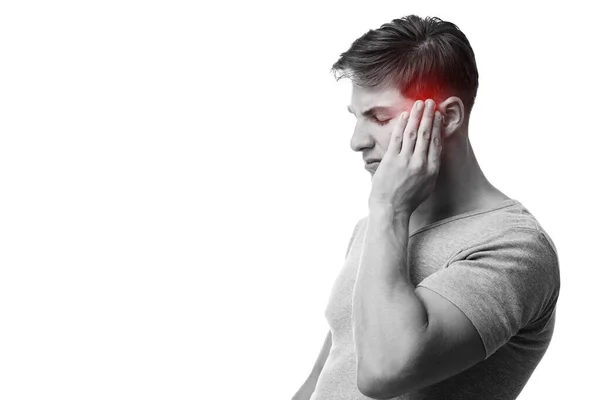 Sorglig ung europé kille som lider av huvudvärk, tryck hand till huvud, monokrom bild — Stockfoto