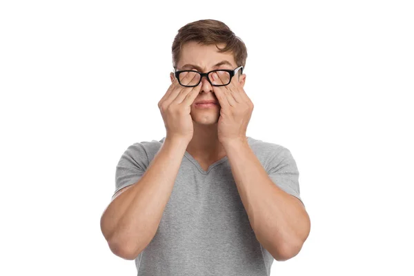 Fatigué jeune homme européen avec douleur oculaire, à partir de lunettes et se frotte les yeux, isolé sur fond blanc — Photo