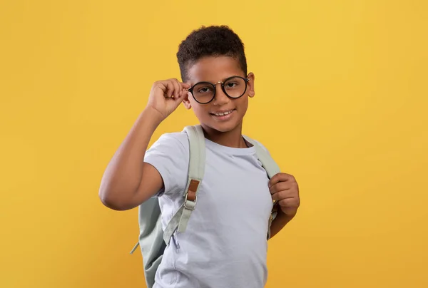 Niño de escuela afroamericano feliz con gafas y mochila — Foto de Stock