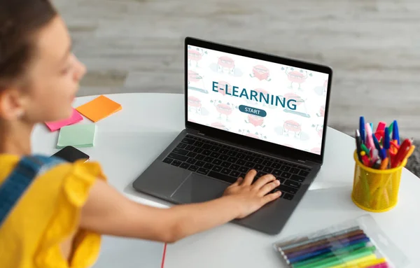 Vágott tini kaukázusi lány diák tanul online otthon, dupla expozíció e-learning modul képernyőn — Stock Fotó