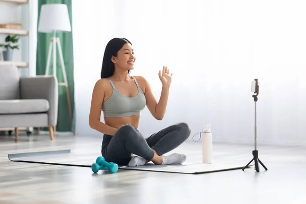 Blogi fitness. Sportowa Azjatka przechwytuje treningi online w domu — Zdjęcie stockowe