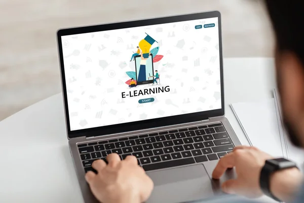 Przycięte tysiąclecia arabski facet student oglądanie lekcji online w domu, podwójna ekspozycja z e-learning na ekranie komputera — Zdjęcie stockowe