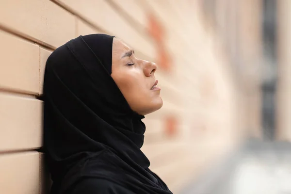 Perfil retrato de triste chorando mulher muçulmana preta em hijab