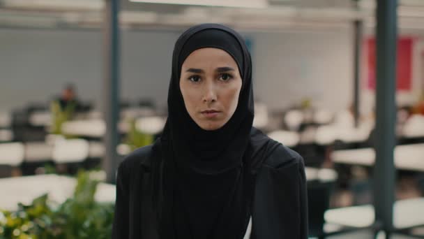 Malheureux sans emploi musulmane dame dans Hijab debout dans le bureau moderne — Video