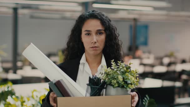 Безработная женщина удерживает коробку с принадлежностями, стоящими в офисе — стоковое видео