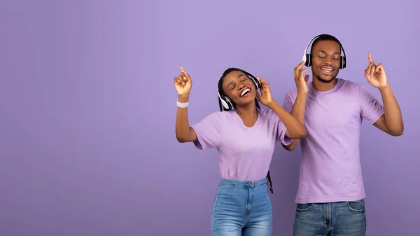 Porträt eines emotionalen schwarzen Paares mit Kopfhörern, das im Studio tanzt — Stockfoto
