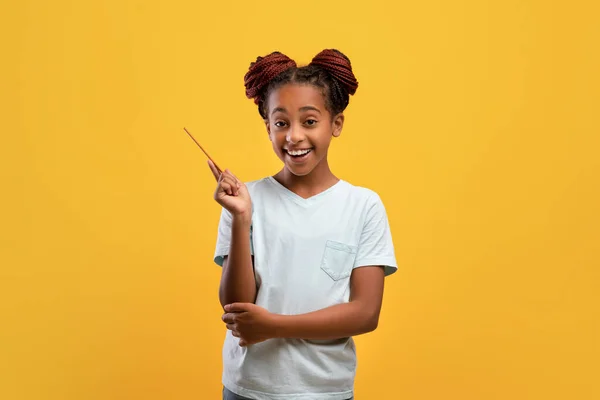 Selamat african american gadis remaja menaikkan pensil up — Stok Foto