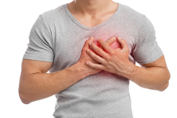 Νεαρός Καυκάσιος που υποφέρει από πόνο στο στήθος, πιέζει το χέρι του σε πονόλαιμο σημείο, υποδεικνύεται με κόκκινο. — Φωτογραφία Αρχείου