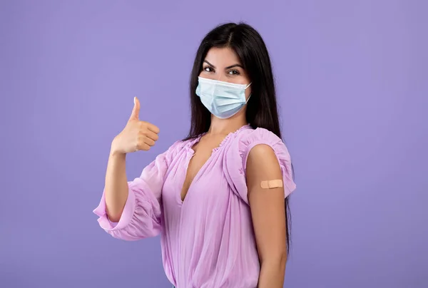 Вакцинация против Ковида-19. Счастливая вакцинированная армянская леди, показывающая большой палец после инъекции коронавируса — стоковое фото