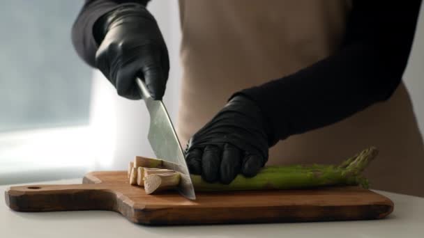 Κοντινό πλάνο του μαγειρέματος Χέρια κοπής σπαράγγια Προετοιμασία Δείπνου Εσωτερική — Αρχείο Βίντεο
