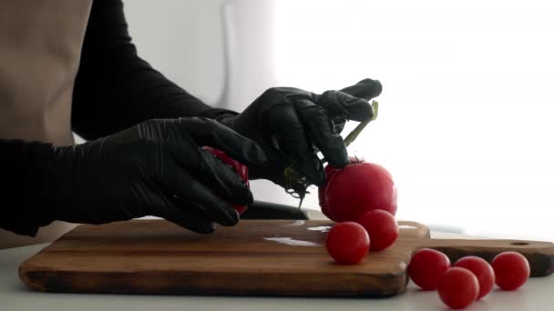 Koken Tomaten snijden op houten bord koken in de keuken, gehakt — Stockvideo