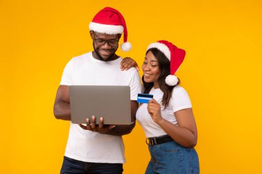 Siyah Çift Laptop ve Kart Kullanıyor Noel Hediyeleri Alırken, Stüdyo