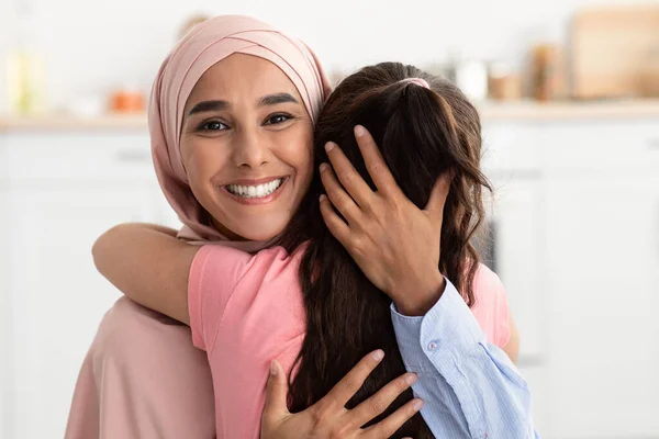 Matka i córka. Muzułmanka w hidżabie Obejmuje swoje małe dziecko — Zdjęcie stockowe