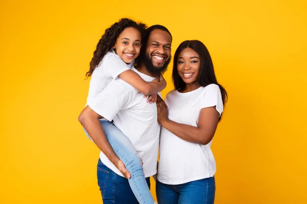 Africano americano homem posando com esposa e sorrindo filha — Fotografia de Stock