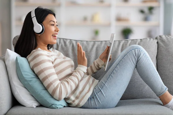 Çevrimiçi İletişim. Genç Asyalı kadın video araması için dijital tablet kullanıyor