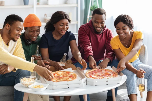 Счастливые черные миллениалы наслаждаются пиццей дома — стоковое фото