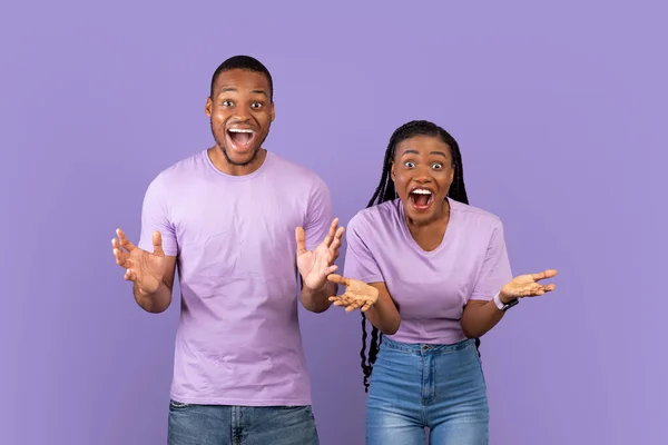 兴奋的年轻黑人夫妇听到好消息的肖像 — 图库照片