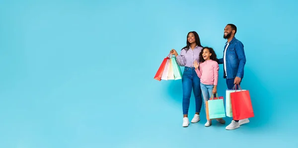 Africano americano alegre pessoas segurando sacos de compras olhando para o lado, panorama — Fotografia de Stock