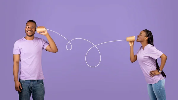 Afro-Amerikaans echtpaar praten door tin kan telefoon — Stockfoto