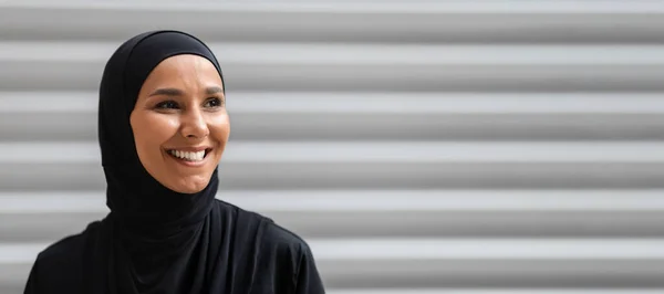 Kerendahan hati modern. Portrait Of Smiling Young Muslim Woman In Hijab Posing Outdoors (dalam bahasa Inggris). — Stok Foto