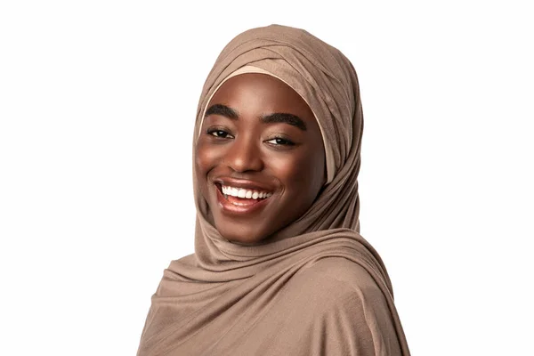 Πορτρέτο της όμορφης νεαρής μουσουλμάνα Αφροαμερικανή γυναίκα γέλιο — Φωτογραφία Αρχείου