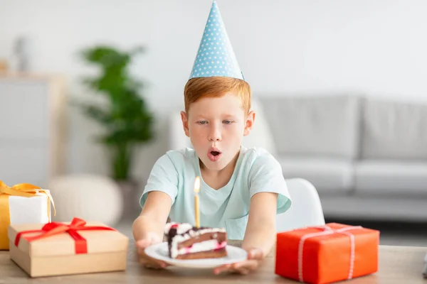 Słodkie urodziny chłopiec dmuchanie świece na ciasto — Zdjęcie stockowe