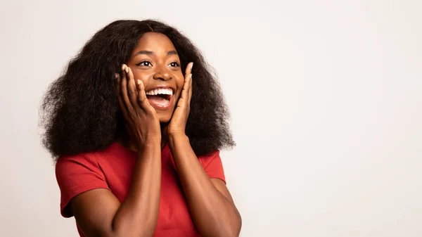 Amazing Offer. Portrait Of Surprised Black Lady Looking Away With Excitement — Stock Photo, Image
