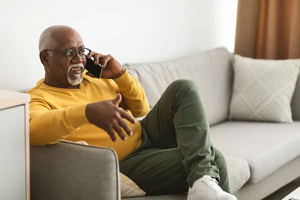 スマホで語る大人の黒人男性の姿｜屋内でのコミュニケーション — ストック写真