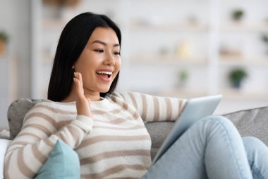 Uzaktan iletişim. Evde Görüntü Çağrısı için Asyalı Kadın Dijital Tablet Kullanıyor