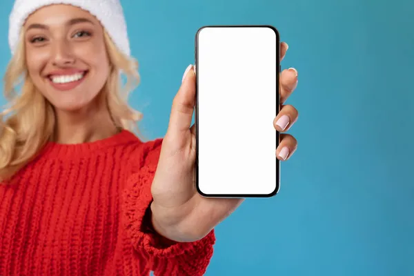 Woman showing empty smartphone screen closeup to camera — Stock Photo, Image