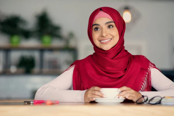 Rilassato donna mediorientale in hijab godendo il caffè al caffè — Foto Stock
